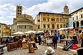 Arezzo - La fiera dell'antiquariato in piazza Grande la prima domenica del mese. 